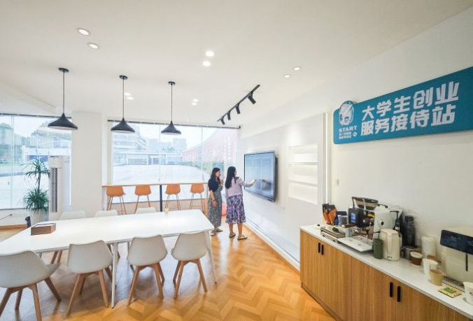湖南首个！大学生创业服务接待站“开”到了长沙南站