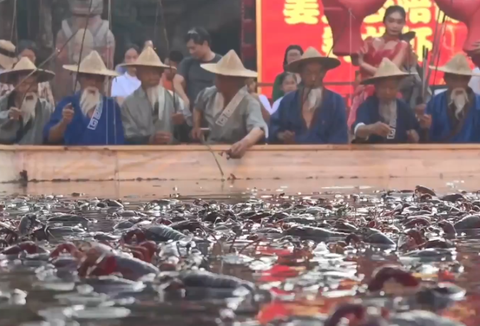 湖南宁乡：炭河古城钓虾宴 解锁夏日湖湘美食