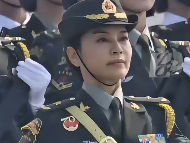 回顾国庆70周年阅兵：湖南女将军领队女兵方队，英姿飒爽、阔步走来