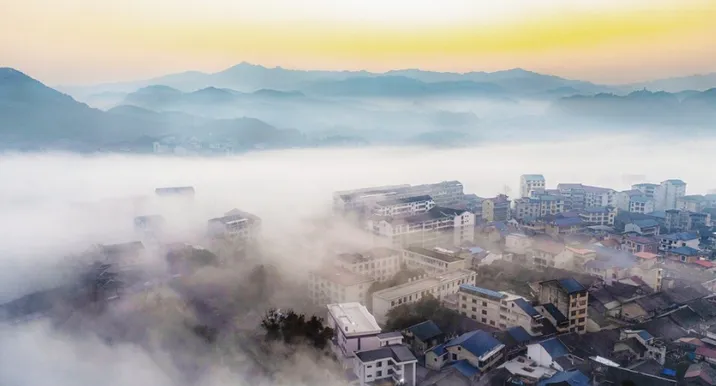 薄雾萦绕：靖州苗侗风情在雾霭中“灵动定格”