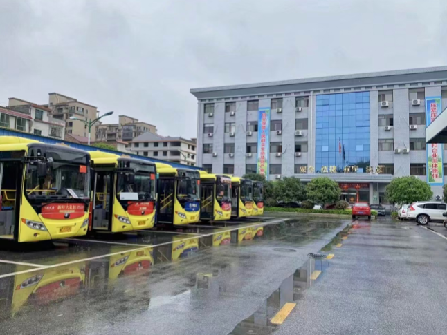 湖南新邵：城市公交绘就民生出行幸福底色