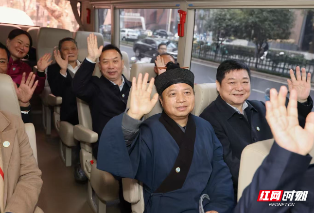 再赴春日之约，住湘全国政协委员启程赴京