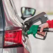 国内油价今年首次下调，用92号汽油加满50升油箱将少花22元