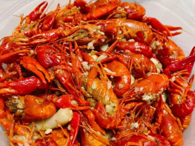 如何挑选、处理小龙虾？小龙虾的哪些部位最好不要吃？关于小龙虾的消费提示→