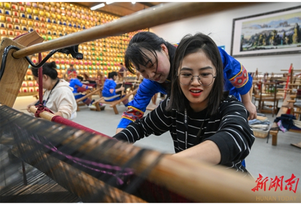 Foreign Travelers Experience Tujia Brocade Weaving Techniques
