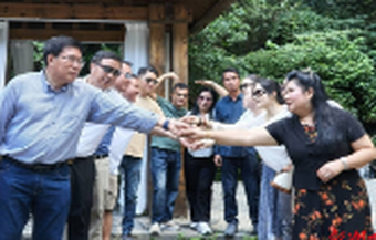 Lao Tourists Visit Yunshan National Forest Park