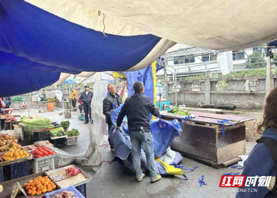 北湖区人民路街道西街社区：开展农贸市场专项整治行动