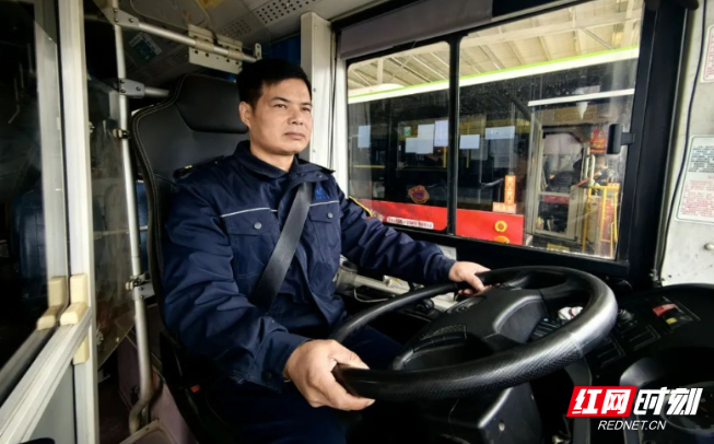 郴汽集团驾驶员朱林宜 挺身施救失火三轮车