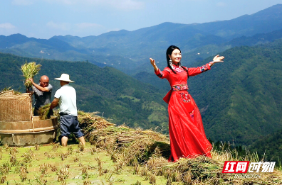 汝城：20余名媒体从业者集中梯田采风  张玉梅倾情献唱代言汝城文旅