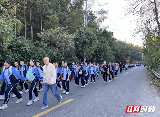 组图｜冬日里的坚持 远足中的成长