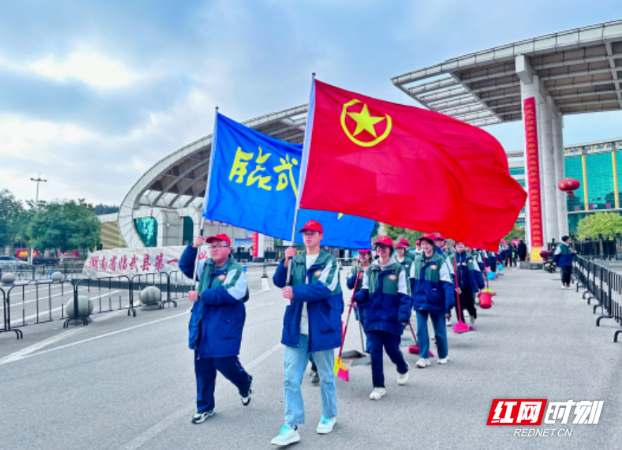 图集︱临武一中：黄龙山上学雷锋 彰显青春新担当