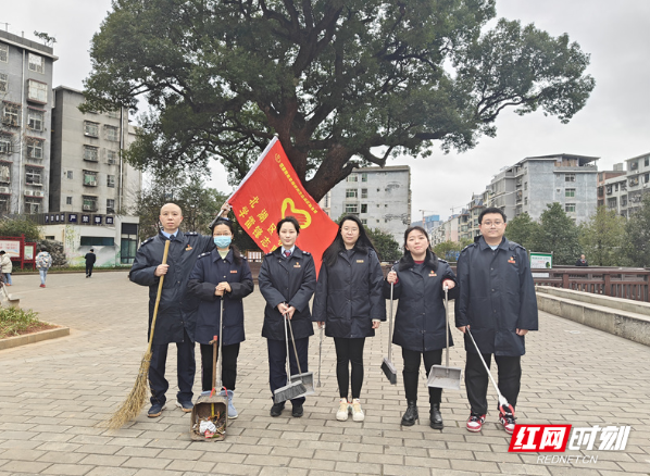 北湖税务开展学雷锋环保春风行动