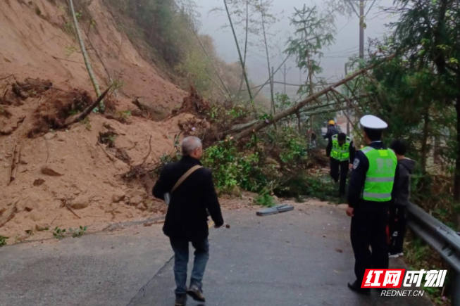 持续强降雨导致山体塌方 北湖区仰天湖瑶族乡全力抢修排险