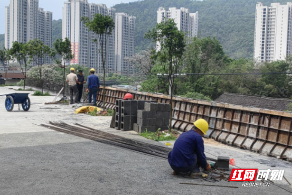 北湖区增福街道增湖村：真心为民办实事 修筑护栏暖人心