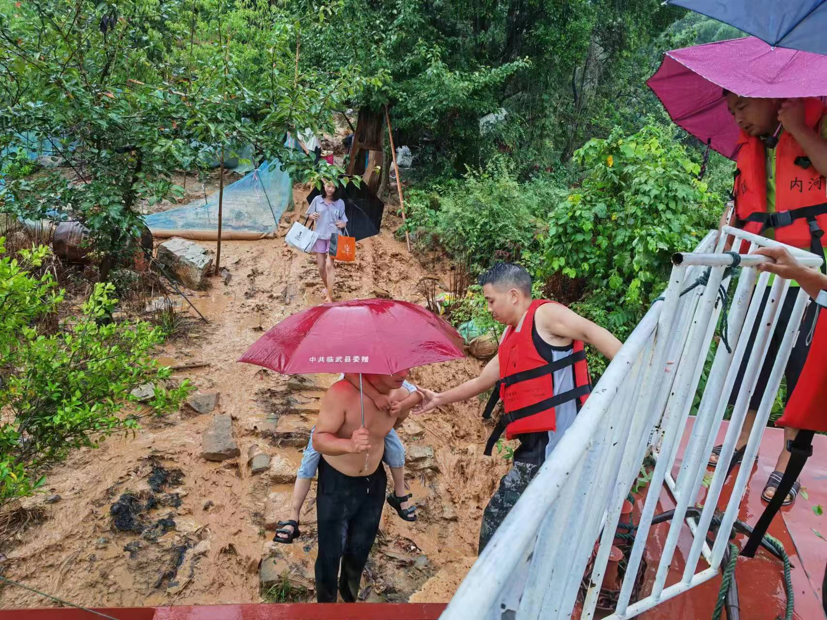 资兴市白廊镇全力转移被困群众