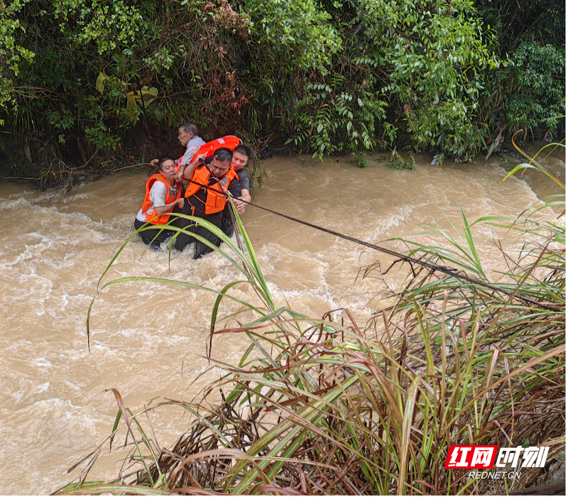 暴雨中的守护 汝城县延寿瑶族乡紧急救援受灾群众