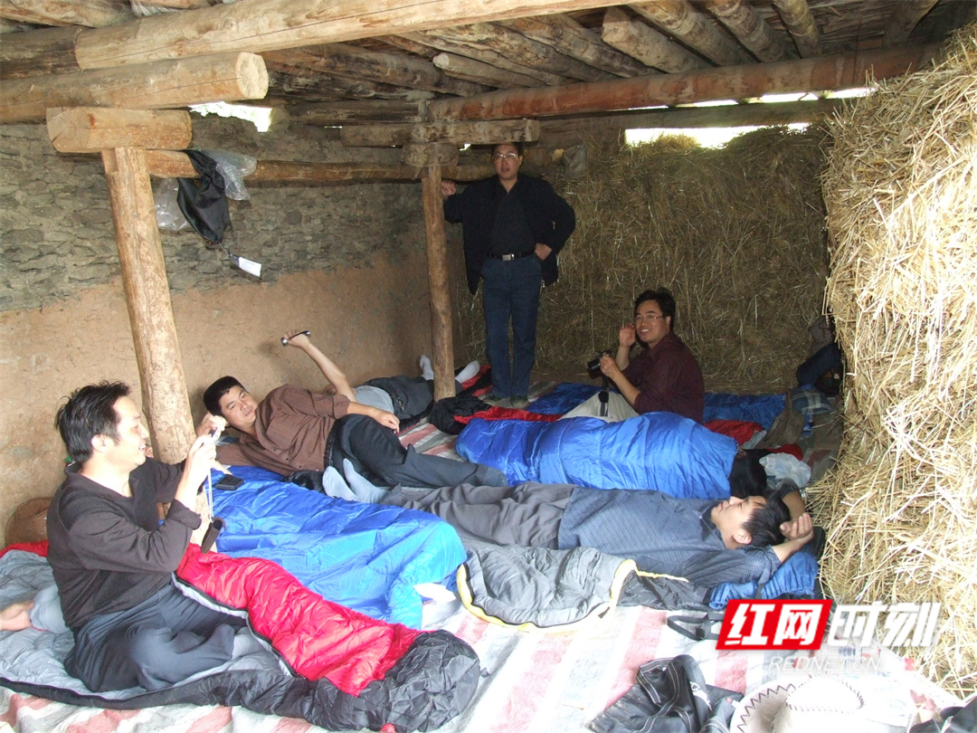 拉哇水电站前期查勘宿于牛棚(照片中有容江总).jpg 拉哇水电站前期查勘宿于牛棚(照片中有容江总).jpg