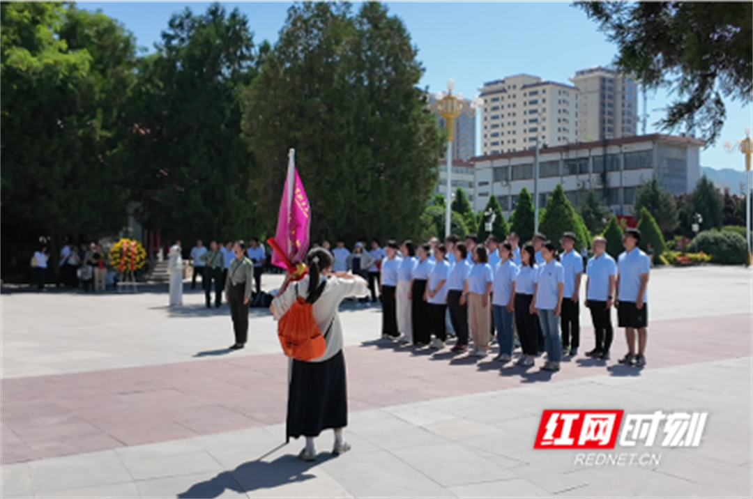 会师塔前青年学子.png