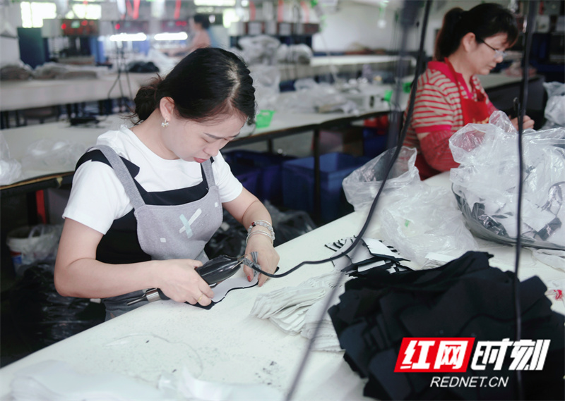 兴胜鞋材加工车间内工人正在整形、裁剪、烫压 (3)_副本.jpg