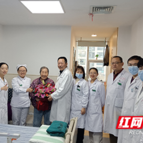 暖心！医护人员为病房95岁寿星共同送上生日祝福