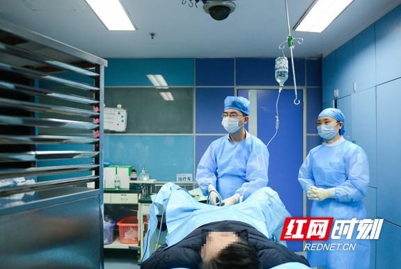 医护人员正在为患者进行日间手术.wm.jpg