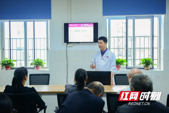 医护人员定期向患者及家属宣传讲解卫生健康知识.wm.jpg