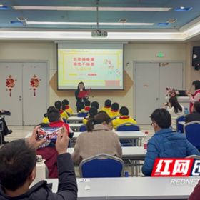 长沙市中心医院开展“我用棒棒糖 换您不抽烟”公益活动