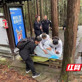 张家界：武陵源区游客千米高山跌倒 众人担架安全转运