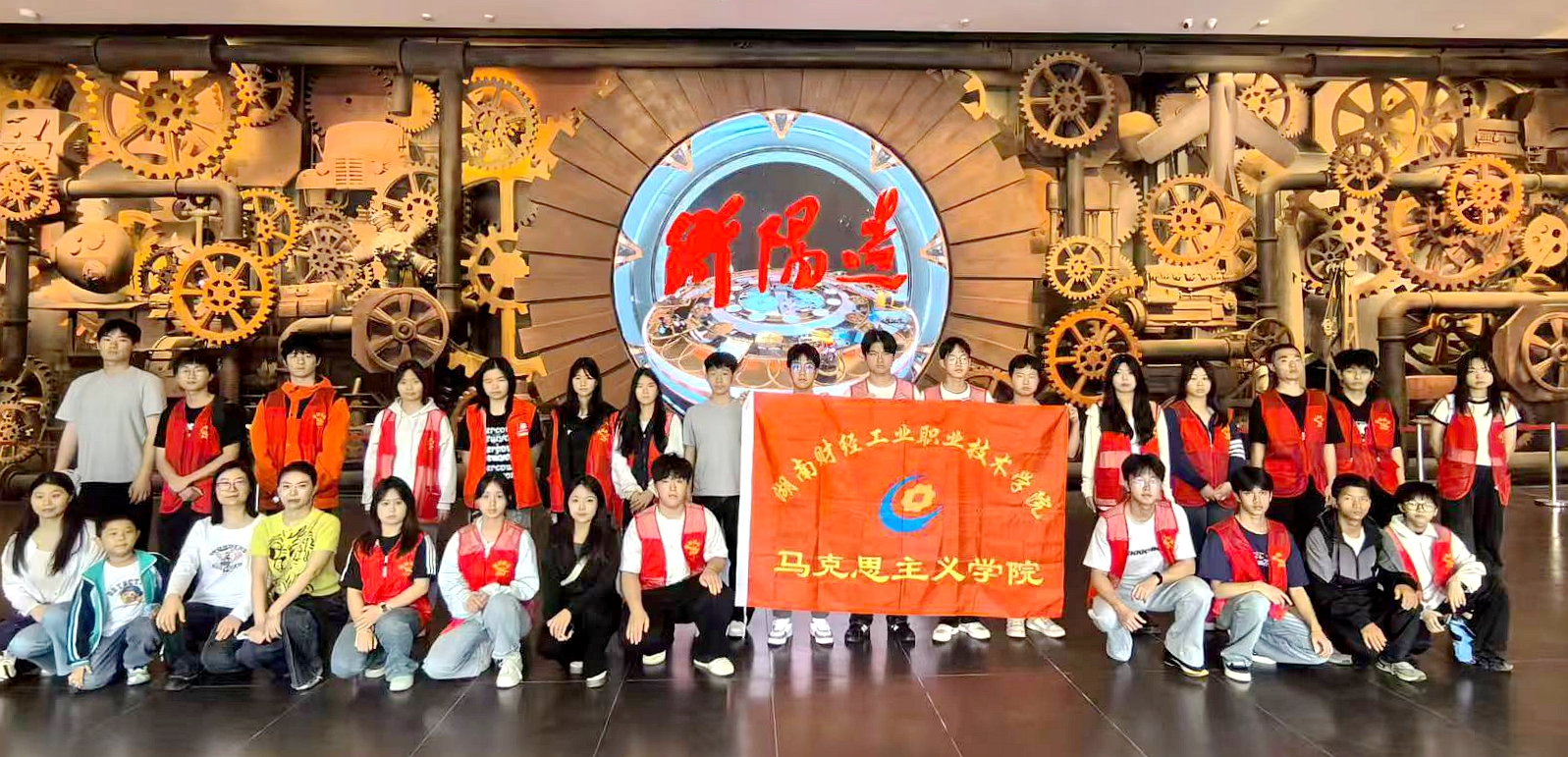 121.马克思主义学院师生代表赴曾国藩故居、湘见.建湘工业文化街区开展社会实践活动1.jpg