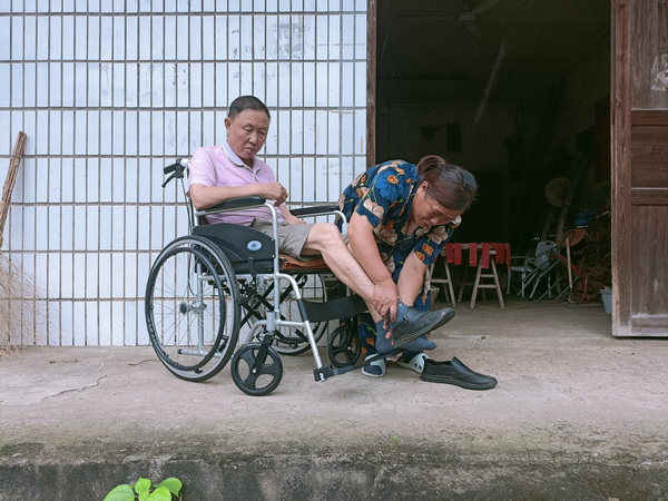 于敏华照顾脑溢血中风的丈夫.jpg