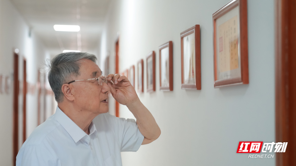 面孔何继善_9.jpg