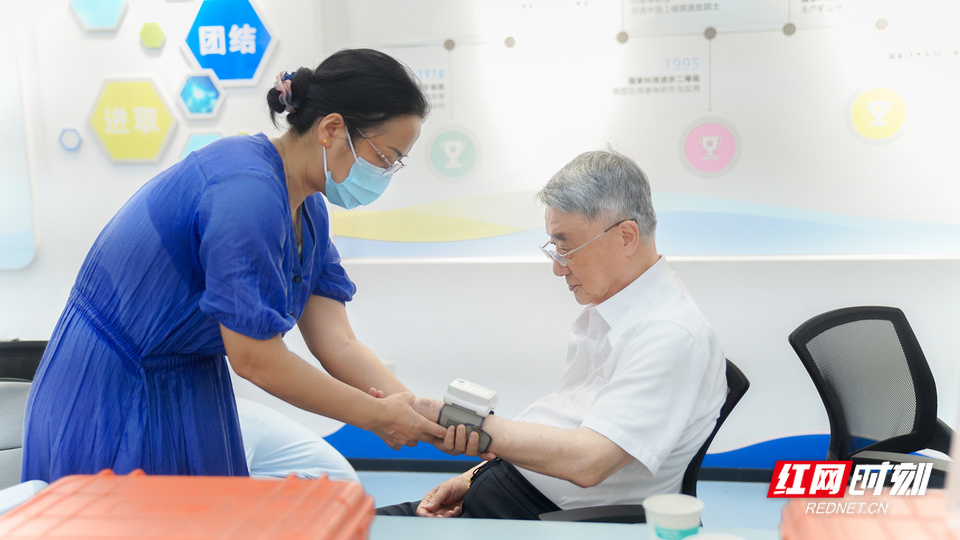 面孔何继善_17.jpg