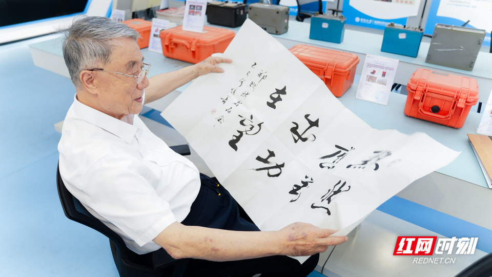 面孔何继善_14.jpg