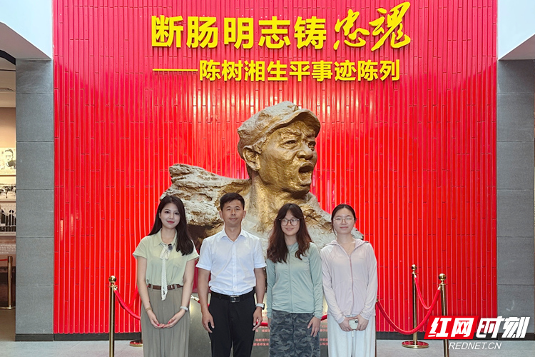 湖大 合影.jpg