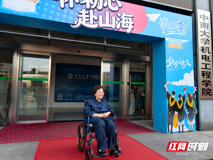 毕业门口.jpg