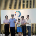 四年级小女孩拾金不昧 长沙交警带“小熊”到校表扬！