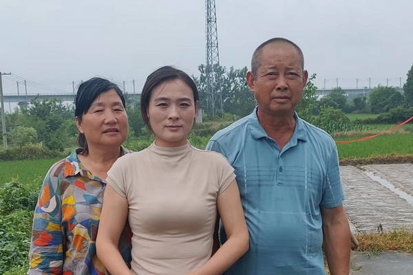 段德才夫妇与女儿合影.png 段德才夫妇与女儿合影.png