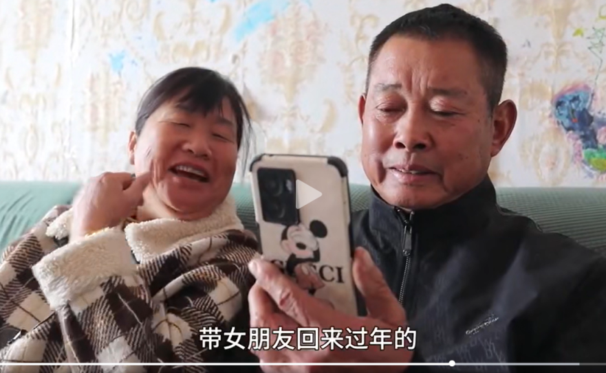 段德才夫妇与侄子视频聊天 视频截图.png 段德才夫妇与侄子视频聊天 视频截图.png