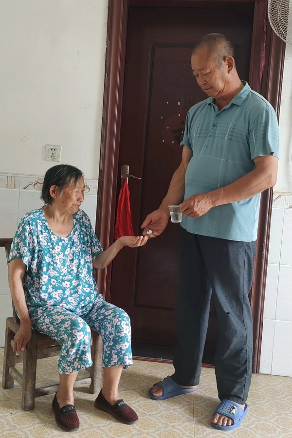 段德才给岳母备药.png 段德才给岳母备药.png