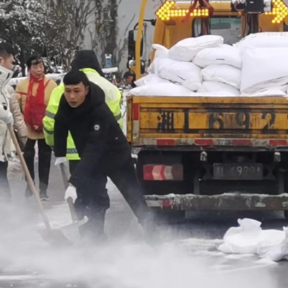 风雪夜归人！北湖城管清障除雪保安全