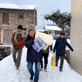 临武县香花镇：雪天很冷 “三长”很暖