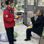 中国石化员工帮助迷路老人回家