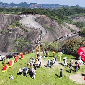 组图 | 飞天山“丹霞心、中国情”快闪活动令游客陶醉