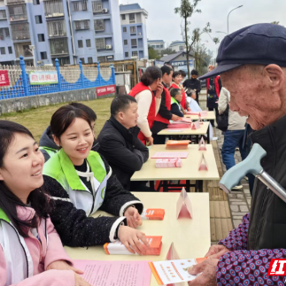 资兴市民政局开展社工日宣传活动 弘扬城市公益精神