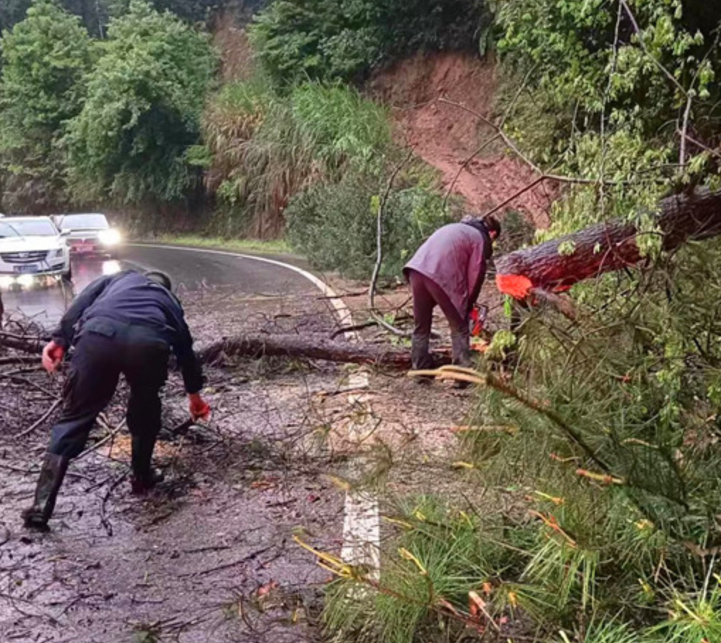 汝城县热水镇：风雨逆行不懈怠  防汛抢险护平安