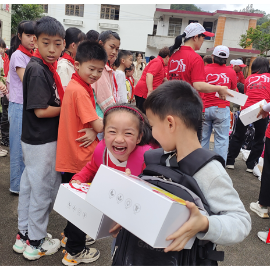 千里迢迢传递爱心 情暖汝城瑶乡学子