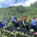 桂东：汗水湿透衣背的警察，真帅！