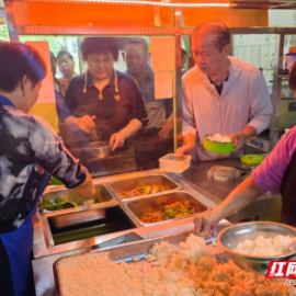 资兴：长者食堂吃出“幸福滋味”