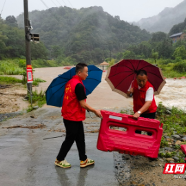 苏仙区飞天山镇：党员冲锋在“格美”台风防汛救灾一线