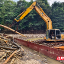 资兴市兴宁镇：清理湖面漂浮物 守护好一湖碧水